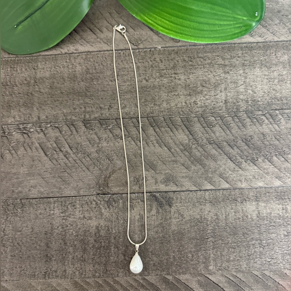 Elegant Silver Teardrop Pendant Necklace